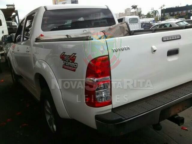 LOTE 036 - Toyota Hilux 3.0 TDI 4x4 CD SRV Top 2015